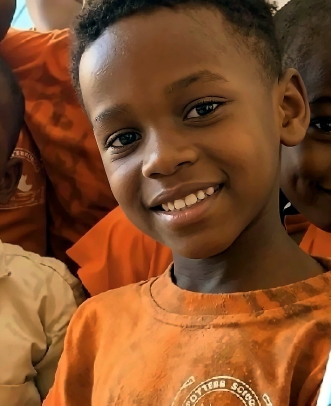 Élève de Potters School souriant